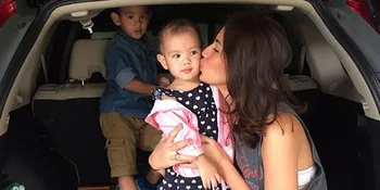 Mesranya Nadila Ernesta Bareng Kedua Anaknya, Erat Tak Terpisah