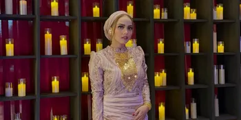 Momen Putri Isnari Kondangan Bareng Keluarga, Tampil Cantik Menawan