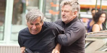 Moment Alec Baldwin Bertarung Sengit Dengan Paparazzi