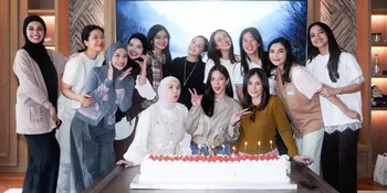Nia Ramadhani Rayakan Ultah Bareng Geng Cendol, Tiup Lilin Bertiga