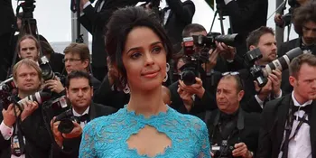Penampilan Menawan Mallika Sherawat di Red Carpet Cannes 2014