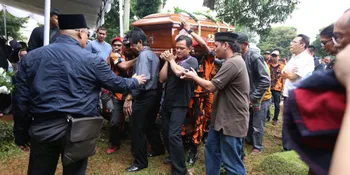 Penuh Duka, Rintik Hujan Warnai Pemakaman Rinto Harahap
