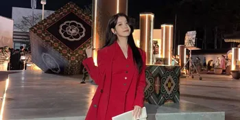 Pesona IU Pakai Red Outfit di PERFECT CROWN, Merahnya Mewah