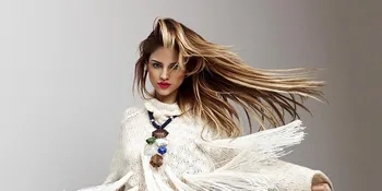 Pose Seksi Eiza Gonzalez Yang Bikin Liam Hemsworth Jatuh Cinta