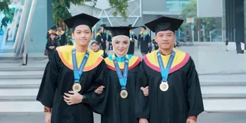 Potret Anang, Ashanty, dan Azriel Hermansyah Wisuda Bareng di Unair, Kompak Pakai Toga