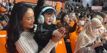 8 Potret Baby Andrew Nonton Basket Bareng Anak Vior, Interaksinya Auto Bikin Gemas