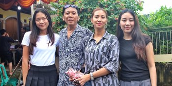 Potret Bimbim Slank Mencoblos di Pemilu 2024 Bareng Keluarga, Salfok Kecantikan Dua Putrinya