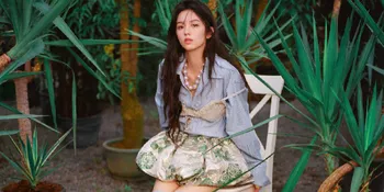 Potret Cantik Zhou Ye Jadi Cover Majalah NYLON China, Gaya Chic Bikin Makin Menarik 