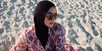 Potret Citra Kirana Mantau Suami dan Anak Main Kano, Duduk Cantik di Pinggiran Pantai