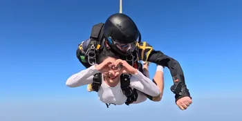 8 Potret Febby Rastanty Skydiving di Dubai, Berhasil Centang Bucket List