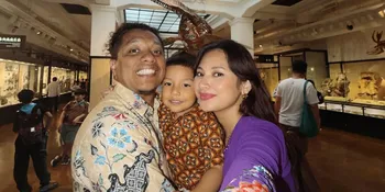 Potret Indah Permatasari dan Arie Kriting Liburan ke Jepang, Pakai Kebaya dan Batik