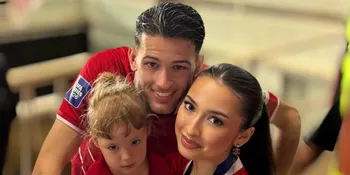 7 Potret Jennifer Coppen dan Kamari Temani Justin Hubner Tanding, Family Goals Banget