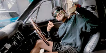 Potret Keren Desta Nyetir Mobil Klasik, Gayanya Badas Abis