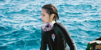 Potret Prilly Latuconsina Jadi Rescue Diver Untuk Kompetisi Red Bull Cliff Diving