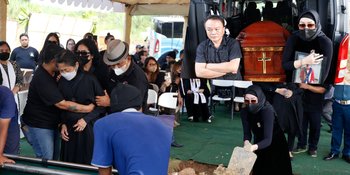 Potret Prosesi Pemakaman Almarhum Ayah Angelina Sondakh, Pihak Keluarga Terlihat Tegar Meski Dirundung Kesedihan