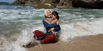 Potret Ria Ricis dan Moana Main Air di Pantai Jogja, Quality Time Nikmati Ombak