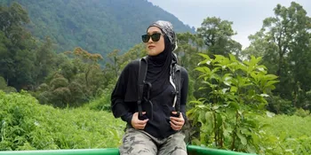 Potret Ririe Fairus Ajak Anak Tracking ke Curug Cibereum, Healing Santai Bikin Ketagihan