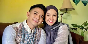 Potret Rizki DA Adakan Acara 4 Bulanan Kehamilan Istri, Jalani Siraman - Memecah Kelapa