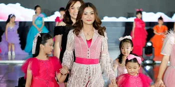 Potret Sarwendah Bersama Thalia dan Thania Turut Memeriahkan Fashion Show Anak Tahunan 