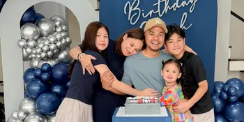 Potret Wendi Cagur Ulang Tahun ke-47, Diberi Kejutan Istri dan Anak-Anak