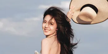 Potret Zhao Jinmai Dalam Update Weibo Terbaru, Santai Elegan di Kapal Yacht Mewah 