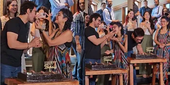 Rayakan Ultah ke-59, 8 Potret Aamir Khan Potong Kue Bareng Paparazzi - Suapi Mantan Istri dengan Mesra