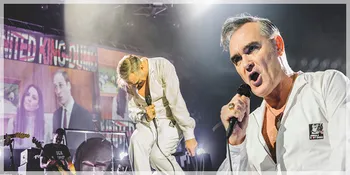 Selain Slipknot, Pria Ini Juga Suka Pakai Jumpsuit Waktu Manggung