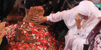 Suasana Pemakaman Tata Dado di TPU Karet Bivak