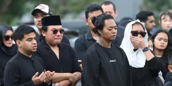 Teman-teman Tak Kuasa Tahan Tangis di Pemakaman Lula Lahfah, Ada Keanu hingga Rebecca Klopper