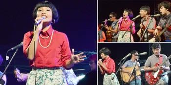 White Shoes and Couples Company Tampil Romantis Saat Gerimis