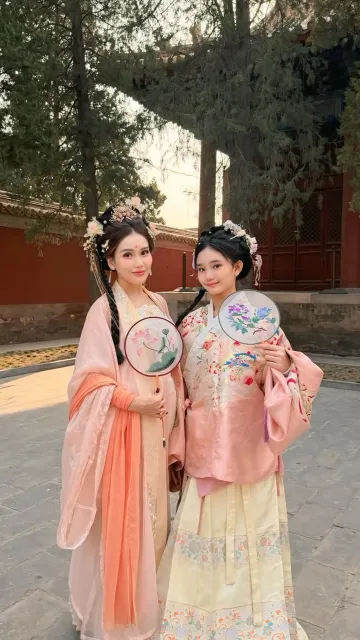 7 Potret Ayu Ting Ting Tampil Bak Permaisuri China, Kepalanya Sempat Ditarik oleh Fotografer