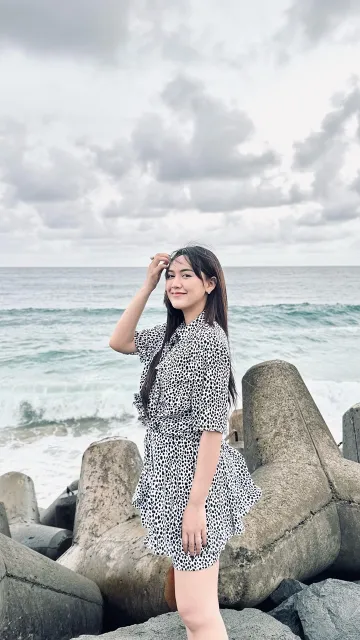 7 Potret Cantik Happy Asmara Liburan di Pantai, Pamer Foto dengan Outfit Simple Tapi Bikin Kepincut