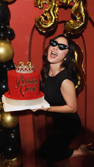 7 Potret Serunya Perayan Ultah Selvi Kitty yang ke-33: Awet Muda