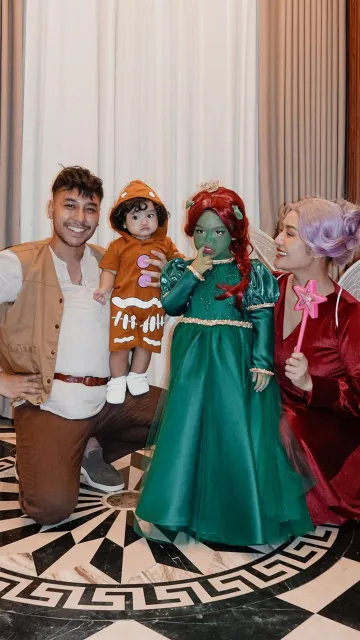 7 Potret Xarena Putri Siti Badriah Tampil Bak Fiona 'Hijau' di Ulang Tahunnya yang ke-4