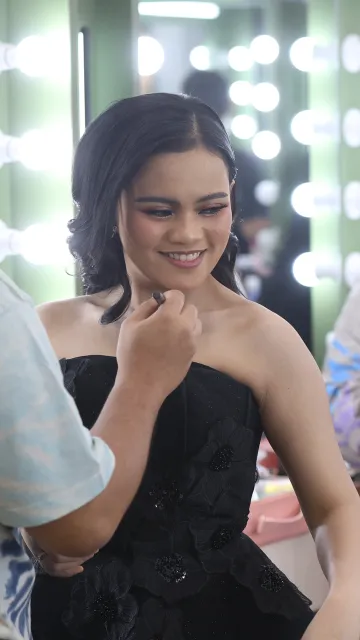 Di Balik Panggung Mega Konser 'The Champions', Ini Suasana Ruang Make Up para Academia 