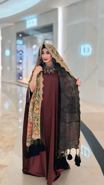 Iis Dahlia Nyaris Cuma Pakai Ciput di Fashion Show Ivan Gunawan, Kerudungnya Ketinggalan