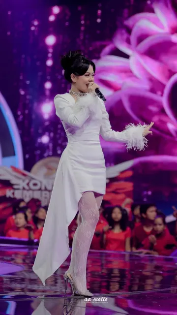 Melly Lee Beri Contoh Kepada Zahra di panggung D'Academy 7