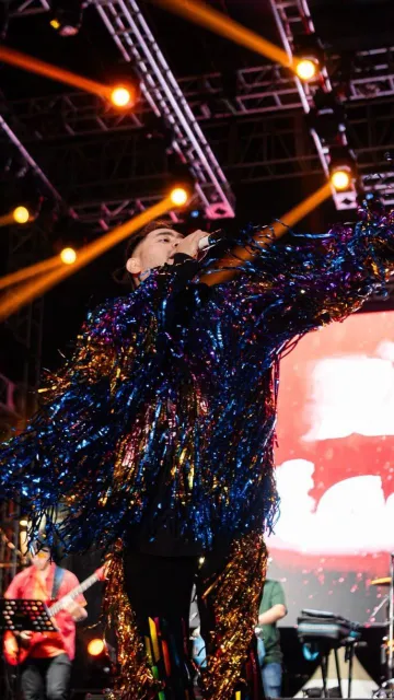 Nassar Tampil Nyentrik dengan Kostum Serpihan Kertas Kado, Aksi Panggungnya Banjir Pujian