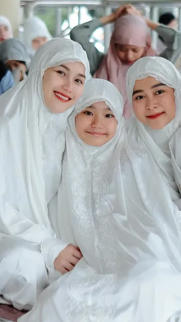 7 Potret Ayu Ting Ting Gelar Doa Bersama Peringatan 1 Tahun Kepergian sang Keponakan