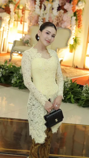 Potret Cantik Ayu Ting Ting Kebaya Kuning di Pernikahan Sepupu, Pesonanya Anggun
