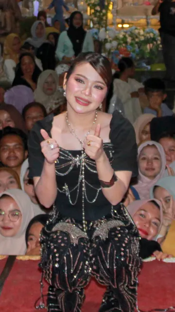 Potret Lady Rara Manggung di Hajatan Warga, Ramah Sama Penonton