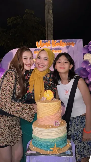11 Potret Liburan Ayu Ting Ting dan Keluarga di Pangandaran, Sekaligus Rayakan Ultah Umi Kalsum
