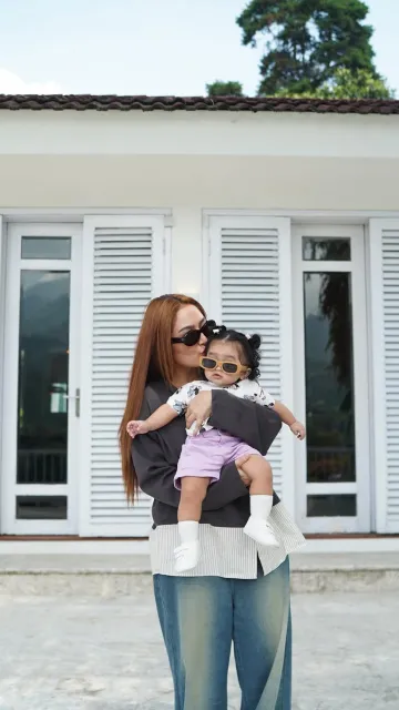 Potret Liburan Siti Badriah bersama Keluarga di Puncak, Sempat Sapa Jerapah