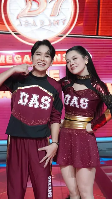 Potret Melly Lee dan Arbil DA7 Tampil Bak Cheerleaders, Tetap Mesra Nyanyi Duet 