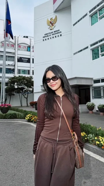 Potret Melly Lee 'Pulang Kampung' ke Korea Selatan, Pose di Depan KBRI Seoul