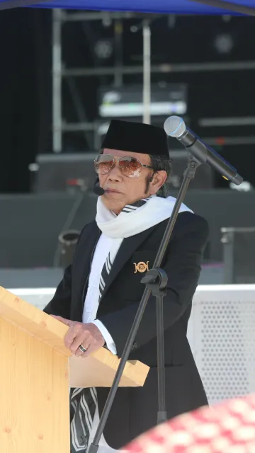 Potret Rhoma Irama Jadi Imam dan Khatib Salat Jumat di Pestapora 2025