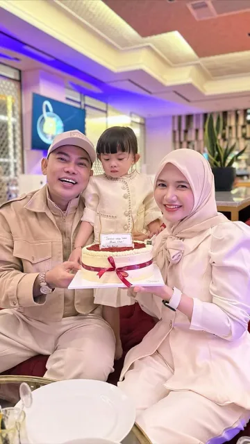 Potret Ulang Tahun Fikoh Isnaini, Dirayakan Sederhana bersama Suami dan Anak Tercinta