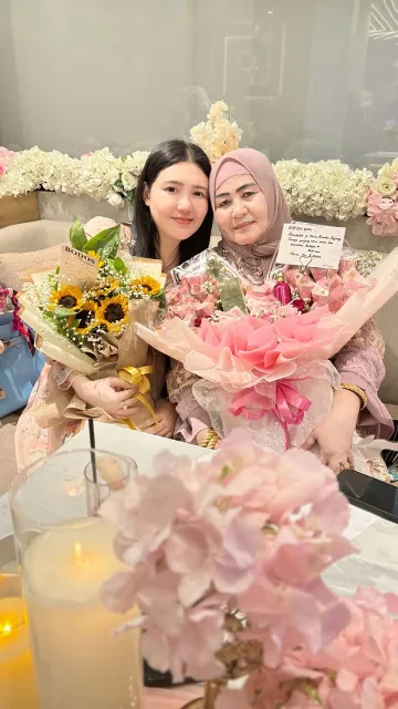 Via Vallen Rayakan Ulang Tahun Ibu Tercinta, Beri Kejutan dan Ucapan Mengharukan 