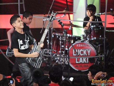 Lucky Laki terbengkalai, Dul dan kakaknya El bentuk band baru bersama Ayahnya ©KapanLagi.com