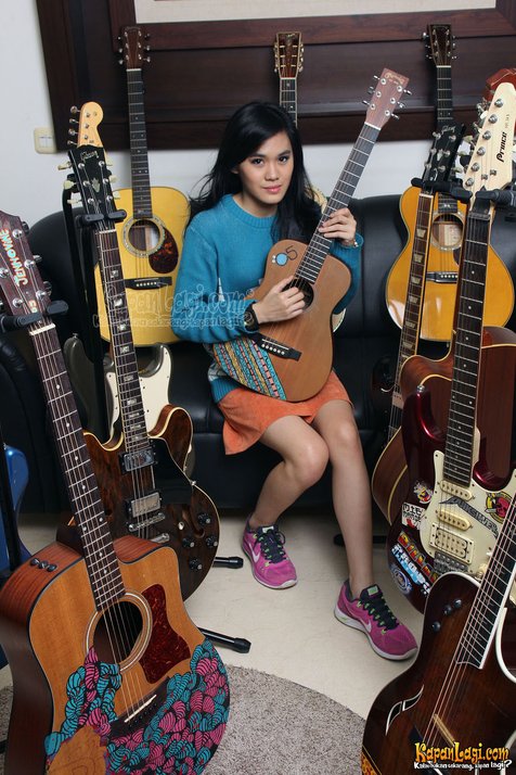 Sheryl dengan gitar koleksinya ©KapanLagi.com